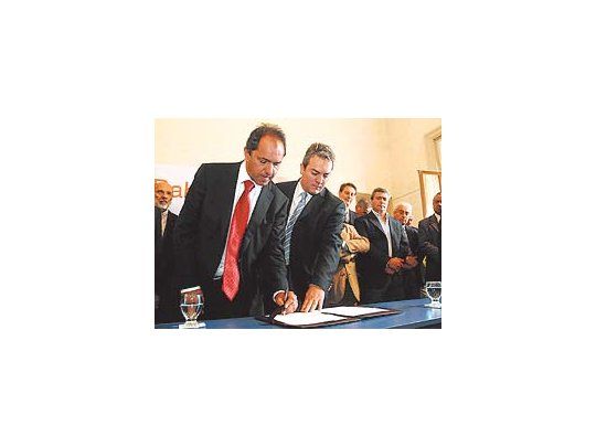 Daniel Scioli, junto al intendente de Bahía Blanca, Cristian Breinstestein, ayer durante la firma de laadhesión al Fondo Federal Sojero.
