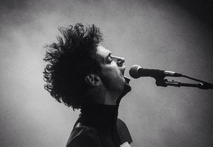 Ya siendo un adolescente Gustavo Cerati armó sus primeras bandas musicales. 