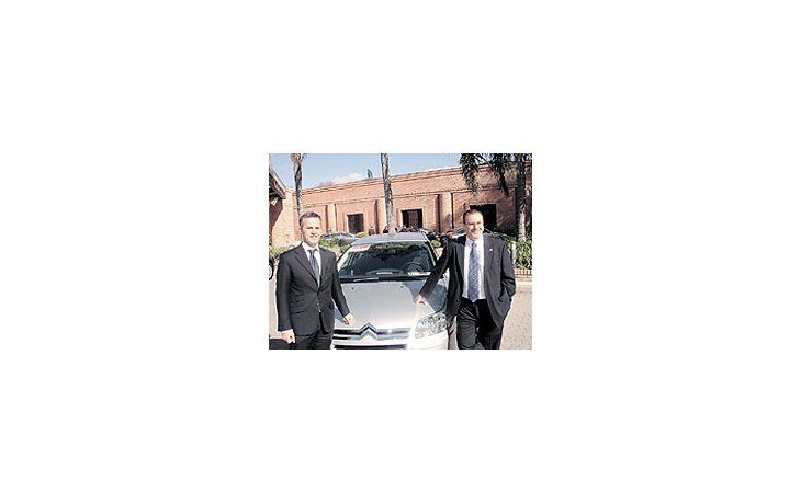ámbito.com | El responsable del centro de producción de El Palomar,Javier Varela Sobrado; y el director de Citroën Argentina,Jean Christophe Muñoz, junto al nuevo C4.