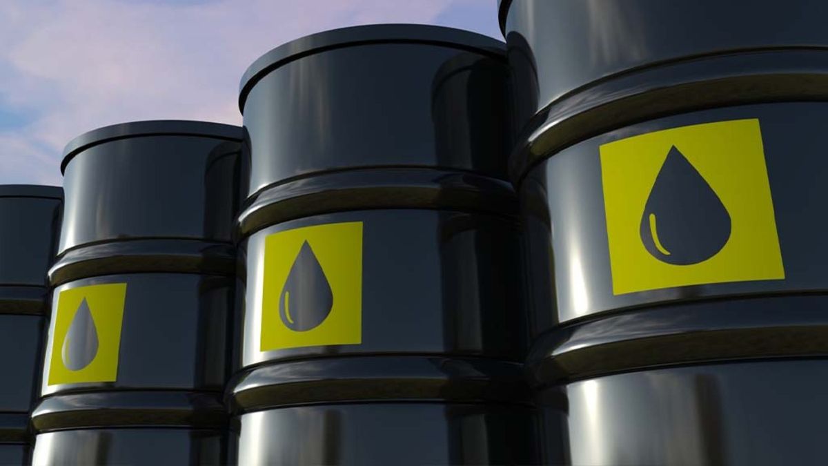 Oil plunged more than 4% on fears that Ómicron will hit demand