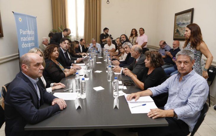 ámbito.com | Gremios docentes y funcionarios buscan cerrar la paritaria docente nacional.jpg