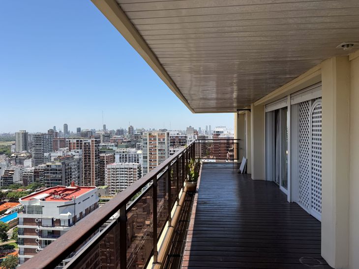 Uno de los balcones del penthouse, con deck y vistas abiertas a la ciudad y al río. Las terrazas son uno de los grandes atributos de esta propiedad Uno de los balcones del penthouse, con deck y vistas abiertas a la ciudad y al río. Las terrazas son uno de los grandes atributos de esta propiedad
