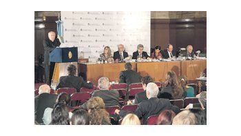 José María Arancedo expuso sus críticas al proyecto oficial en el Salón Azul del Senado ante Aníbal Fernández, Marcelo Fuentes, Liliana Negre de Alonso, Ricardo Gil Lavedra y Ernesto Sanz, entre otros.