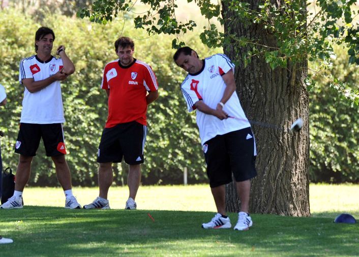 Ramón Díaz aceptó un desafío de golf por una casa.