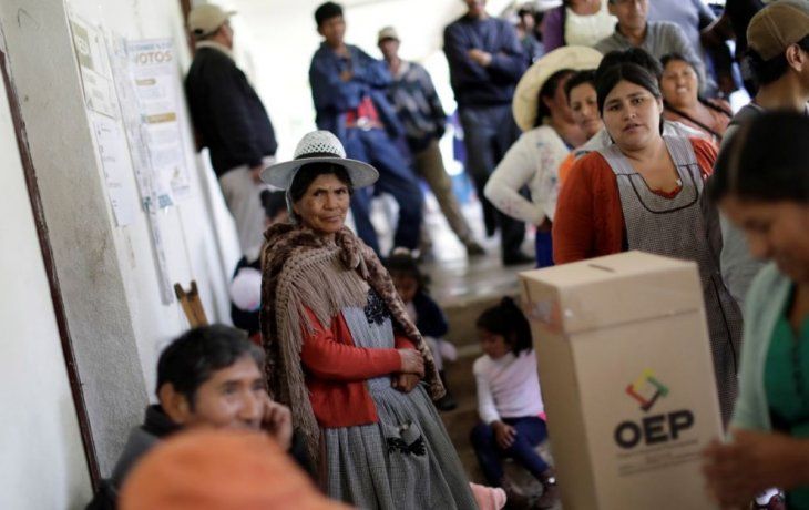 Bastión. Largas filas formaron los votantes en la región cocalera del Chapare, en Cochabamna, plaza fuerte del presidente Boliviano, Evo Morales, en su búsqueda de la reelección.