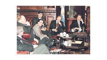 ámbito.com | Julio Cobos,con suhistóricogesto, recibióa Daniel Katz,y a losintendentesMario Meoni(Junín),HéctorGutiérrez(Pergamino) yWalterSantalla(Ramallo),entre otrosdirigentesbonaerensesde la UCR.