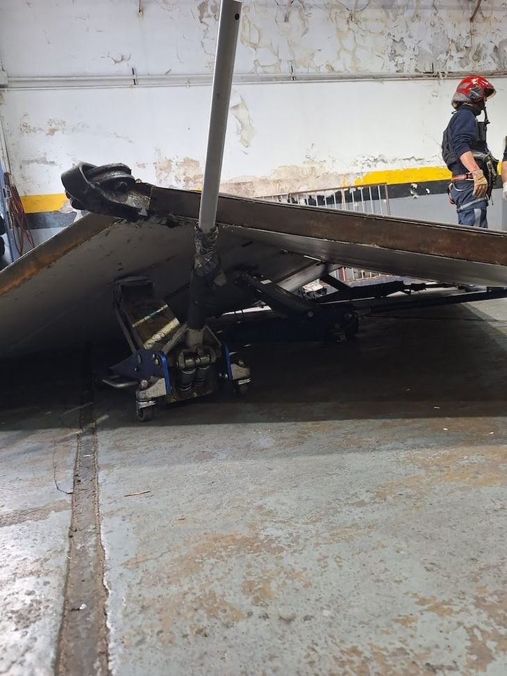 El portón se desprendió del riel y cayó sobre la víctima. El portón se desprendió del riel y cayó sobre la víctima.