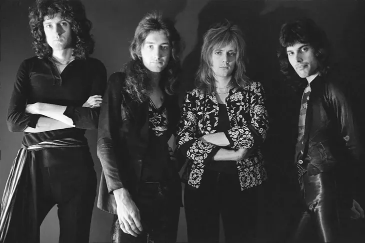 La banda británica de rock Queen realiza en 1986 su último concierto con sus integrantes originales, La banda británica de rock Queen realiza en 1986 su último concierto con sus integrantes originales,