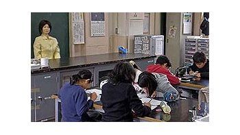 Saya, la maestra robot en plena clase