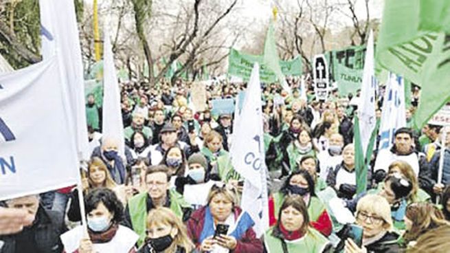 tensión. La ronda de negociación mantiene en vilo a los docentes, que amenazan con un nuevo paro de 96 horas si la propuesta del Gobierno de Suarez no conforma sus pretensiones.