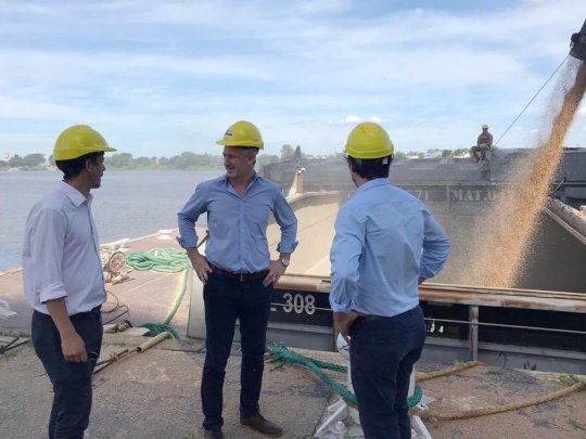 Cristian Cunha y su equipo en el puerto de Rosario.