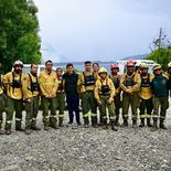 El gobernador Ignacio Torres, junto a brigadistas en Puerto Patriada. El gobernador Ignacio Torres, junto a brigadistas en Puerto Patriada.
