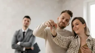 La entrega de llaves marca el final del proceso de compra de una vivienda a estrenar, una instancia clave en la que conviene verificar que la unidad cumpla con lo acordado en contrato y en la memoria descriptiva antes de la toma de posesión La entrega de llaves marca el final del proceso de compra de una vivienda a estrenar, una instancia clave en la que conviene verificar que la unidad cumpla con lo acordado en contrato y en la memoria descriptiva antes de la toma de posesión