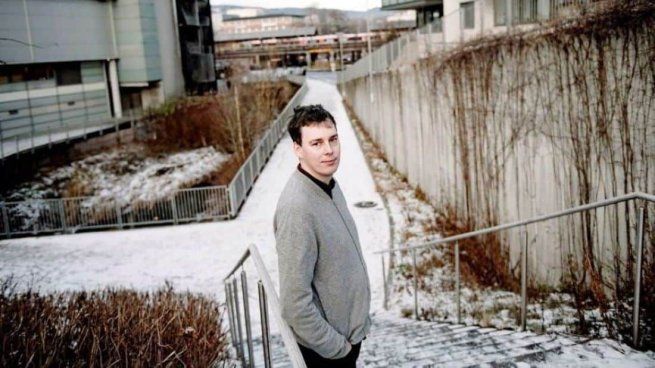 En 2009, Kristoffer Koch invirtió 27 dólares para comprar 5.000 Bitcoins como experimento de su investigación. 