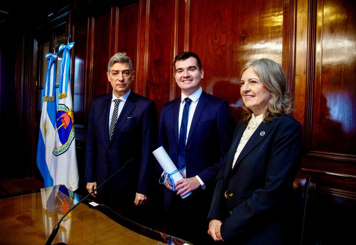 Horacio Rosatti, Martín Ugalde -ganador del premio de la Asociación Argentina de Derecho Procesal- y Patricia Bermejo. Horacio Rosatti, Martín Ugalde -ganador del premio de la Asociación Argentina de Derecho Procesal- y Patricia Bermejo.