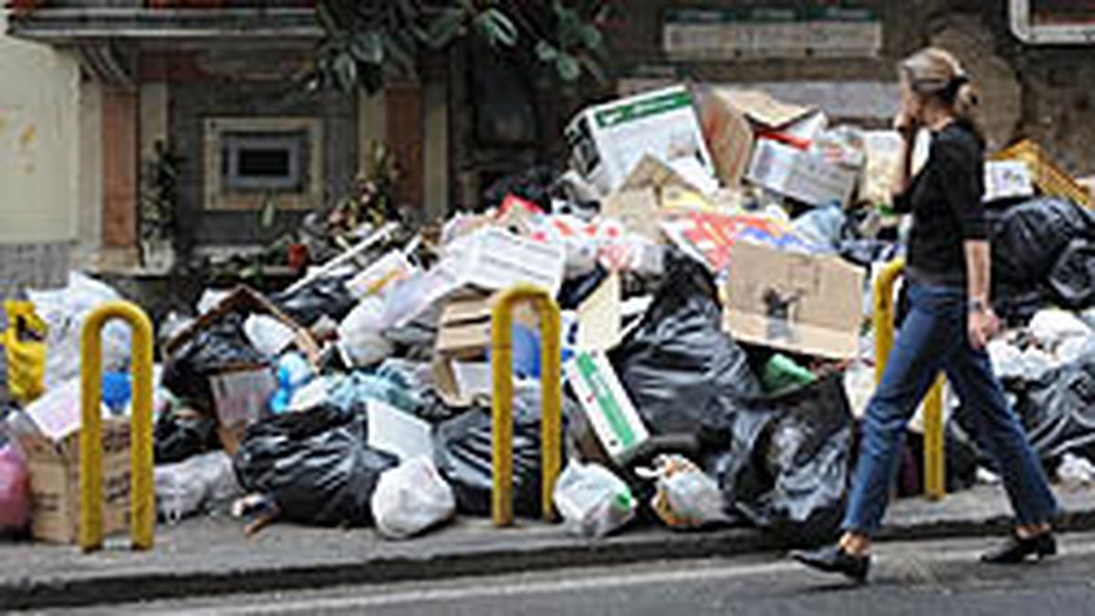 Nápoles: la basura se acumula en las calles y aumenta la tensión