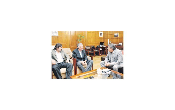 El ministro  de Agricultura, Norberto Yauhar, junto al gobernador de San Juan, José Luis Gioja, y su ministro de Producción y Desarrollo Económico, Marcelo Alós, en la reunión de ayer.
