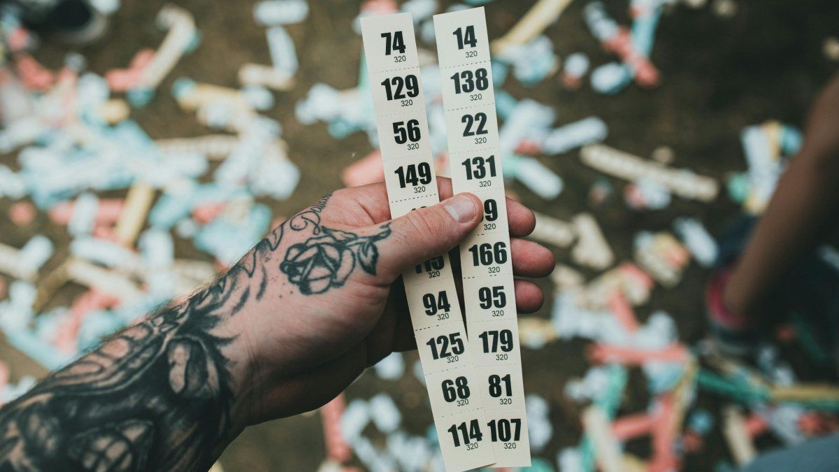 What does it mean to play the same numbers in the lottery every day, according to psychology