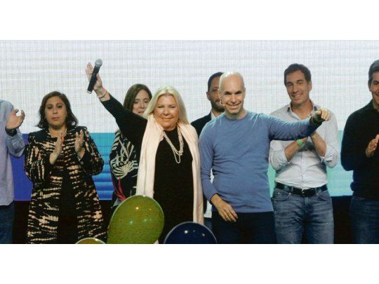 Festejo porteño. Elisa Carrió y Horacio Rodríguez Larreta fueron de los primeros en festejar el categórico triunfo de Cambiemos en la Ciudad de Buenos Aires, donde obtuvo más del 50% de los votos.
