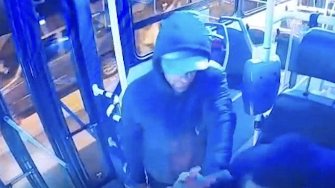Los agresores intentaron robarle al chofer del colectivo y, ante su resistencia, lo apuñalaron en la cabeza, el brazo y una pierna.