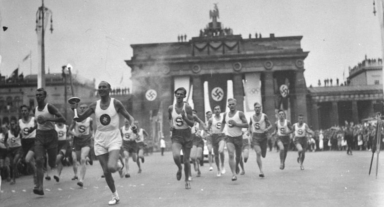 La puerta de Brandenburgo, con las banderas nazis durante los Juegos Olímpicos.