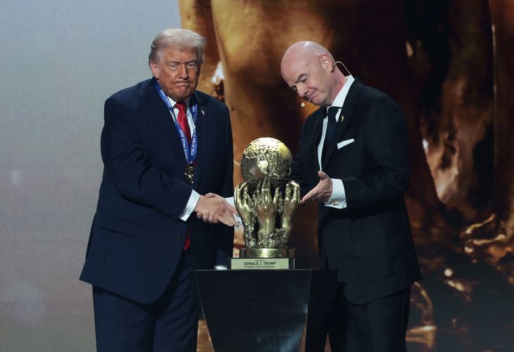 Gianni Infantino le entrega el Premio Nobel de la Paz de la FIFA al presidente de Estados Unidos, Donald Trump antes del Mundial 2026.