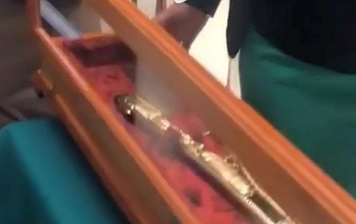 El sable que la Gendarmería le dio a Patricia Bullrich tiene inscripta la frase: No voy a querer hacer la injusticia de tirar un gendarme por la ventana”&nbsp; 
