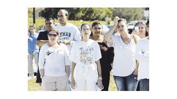 Un grupo de padres muestra su angustia frente al jardín de infantes Lakeside, en Florida, en momentos en que se cerraban cientos de escuelas ante una amenaza de ataque.
