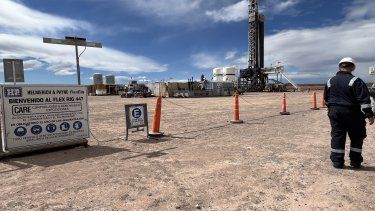 Bajo un cielo nublado y con fuertes ráfagas de viento, Energy Report participó de la primera visita de periodistas a El Trapial, el área de hidrocarburos de Chevron en Vaca Muerta.&nbsp;