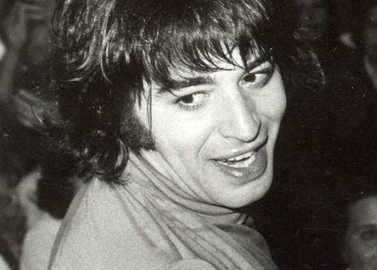 Roberto Sánchez nació el 19 de agosto de 1945 en la Ciudad de Buenos Aires, en la Maternidad Sardá, de Parque Patricios.