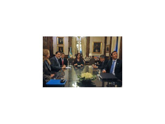 Cristina recibió en casa de Gobierno al vicepresidente del Banco Mundial para América Latina y el Caribe, Hasan Tuluy, quien visita por primera vez Sudamérica desde que asumió su cargo en enero pasado.