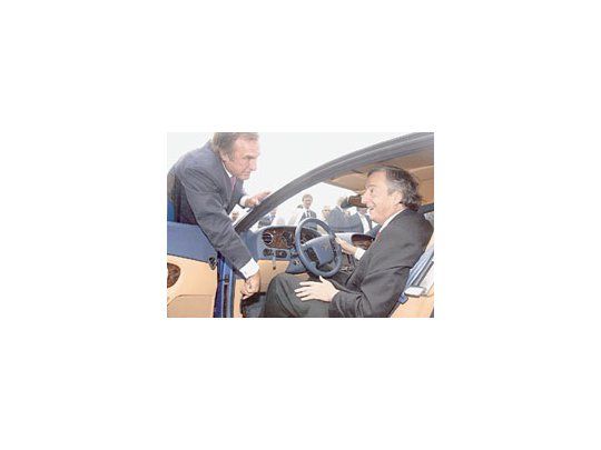 «Acá arriba soy un riesgo público», dijo ayer Néstor Kirchner al subirse a unmodelo de la fábrica Volkswagen. Lo asesoró Carlos Reutemann.