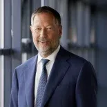 Logró hacer miles de millones al tomar el control de la empresa familiar. Logró hacer miles de millones al tomar el control de la empresa familiar.