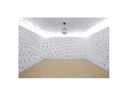 Las paredes perforadas de  “Still Song” y arriba, “Monoblock”,  diferentes muestras de 25 años del arte de Jorge Macchi, que se puede admirar en el Malba.
