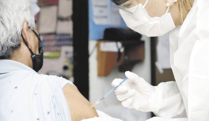 La vacunación puede disminuir cuadros graves, secuelas prolongadas y la necesidad de internaciones en personas mayores. La vacunación puede disminuir cuadros graves, secuelas prolongadas y la necesidad de internaciones en personas mayores.