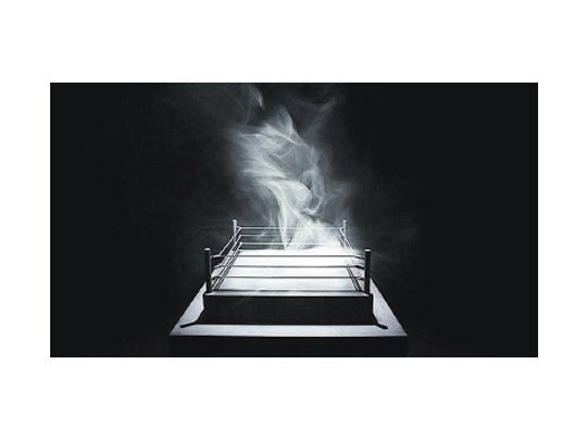 El artista Mioon expone, entre otras obras, un  hipnótico ring en miniatura, del que surge un humo que propone formas cambiantes.