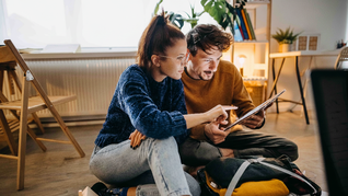 Una pareja revisa los requisitos y condiciones para acceder a un crédito hipotecario del Banco Nación, en un contexto de mayor digitalización y simplificación del trámite Una pareja revisa los requisitos y condiciones para acceder a un crédito hipotecario del Banco Nación, en un contexto de mayor digitalización y simplificación del trámite