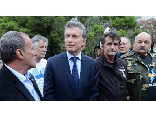 Mauricio Macri junto a excombatientes de Malvinas. (Foto de archivo).