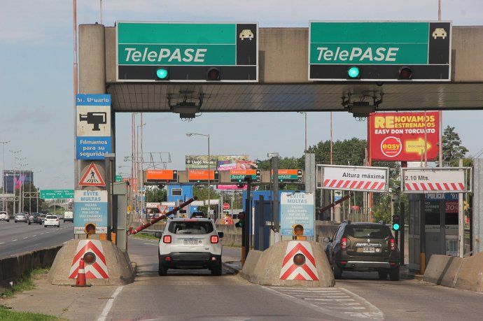 Varios carriles del autopista permanecen interrumpidos. 