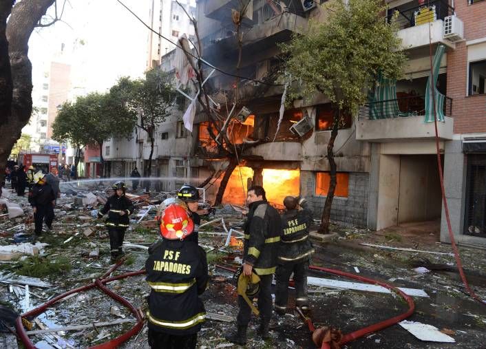 Trágica explosión y derrumbe en Rosario dejó al menos 12 muertos y 15 desaparecidos (foto 1)