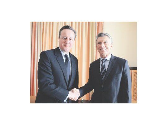 El presidente Mauricio Macri y el primer ministro británico, el conservador David Cameron, se reunieron ayer durante 25 minutos en Davos, Suiza. Ambos acordaron relanzar la relación, pero el segundo no dio muestras de voluntad de poner la cuestión Malvinas en la agenda.