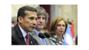 El presidente de Perú, Ollanta Humala, junto a los titulares del Senado, Amado Boudou y Beatriz Rojkés.