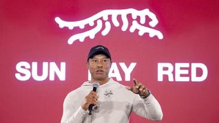 Tiger Woods, tras romper luego de 27 años su relación comercial con Nike, lanza el 1° de mayosu propia linea de marca Sun Day Red deportiva.