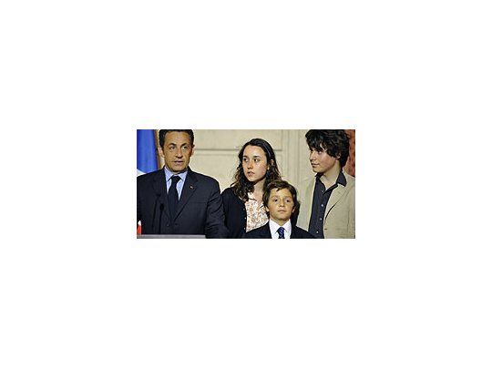 Junto a los hijos de Betancourt, Sarkozy celebró el rescate