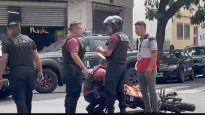 El hecho sucedió cuando personal de la Policía de la Ciudad detectó una moto sin patente.