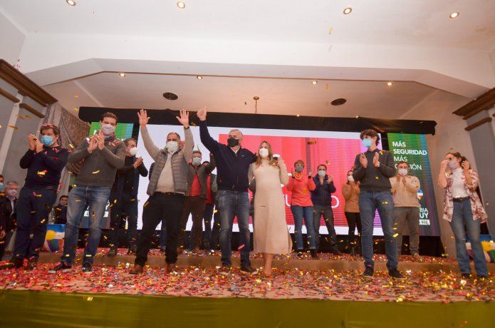 El bunker del Frente Cambia Jujuy, a la hora de los festejos sobre la medianoche del domingo y con el radical Gerardo Morales a la cabeza.