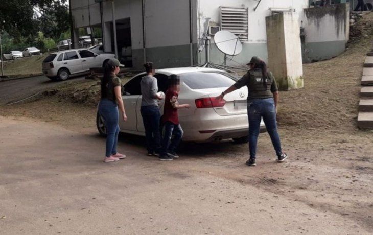 La mujer y su hijo luego de ser rescatados.&nbsp;