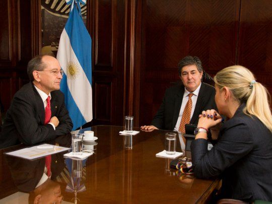 Sergio Lanziani (medio) en reunión con las autoridades de Shell Argentina, Sean Rooney (izquierda) y Verónica Staniscia (derecha).