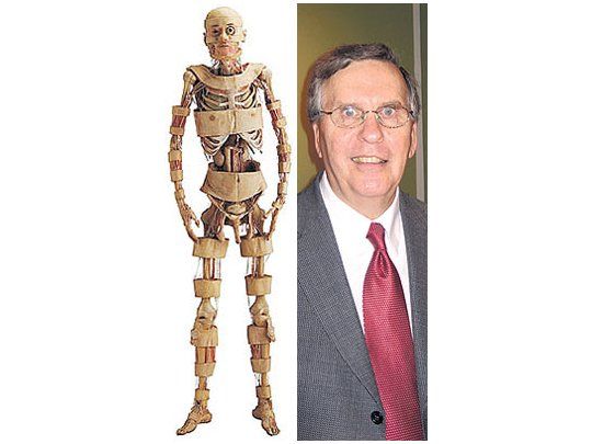El doctorRoy Glover,director yasesormédico de«Bodies, theexhibition»,sostiene queno es unespectáculomorboso,sinoeducativo yartístico.