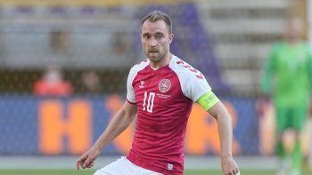 El futbolista de Inter de Italia fue trasladado al hospital principal de Copenhague y al salir de la cancha en camilla una foto pudo captarlo ya en estado consciente.